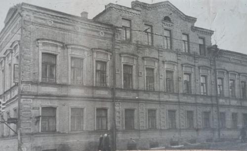 ул. В.Фигнер, 10.   Здание библиотеки в 1946 году