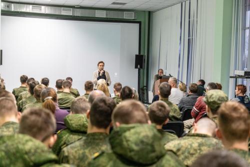 "Внимательно вглядитесь в эти лица…". Встреча с Леонидом Гройсманом