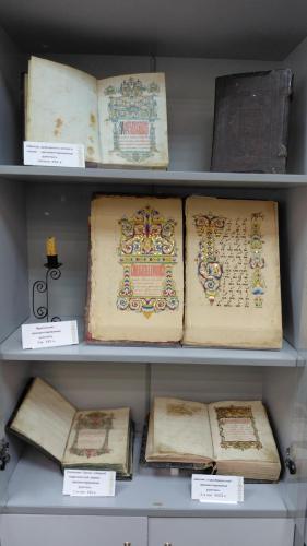 «Живопись словом и красками» – выставка рукописных книг в Фундаментальной библиотеке