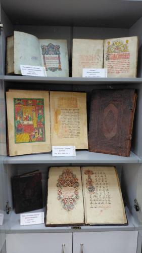 «Живопись словом и красками» – выставка рукописных книг в Фундаментальной библиотеке