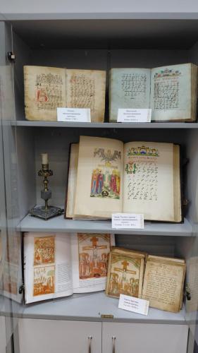 «Живопись словом и красками» – выставка рукописных книг в Фундаментальной библиотеке