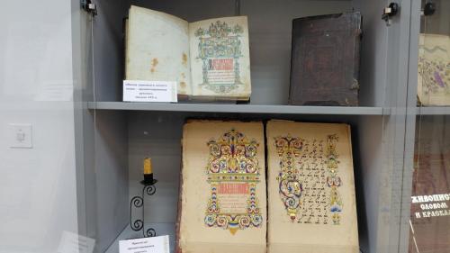 «Живопись словом и красками» – выставка рукописных книг в Фундаментальной библиотеке