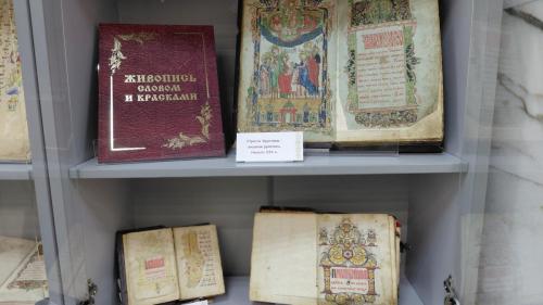 «Живопись словом и красками» – выставка рукописных книг в Фундаментальной библиотеке