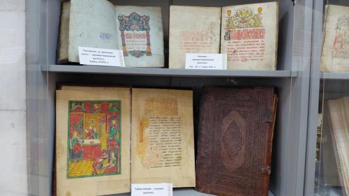 «Живопись словом и красками» – выставка рукописных книг в Фундаментальной библиотеке