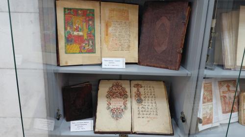 «Живопись словом и красками» – выставка рукописных книг в Фундаментальной библиотеке
