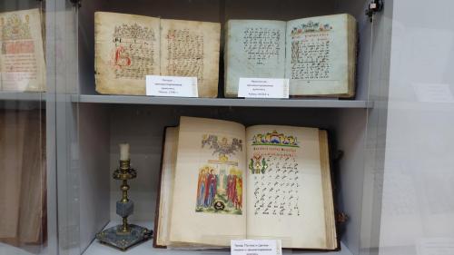 «Живопись словом и красками» – выставка рукописных книг в Фундаментальной библиотеке