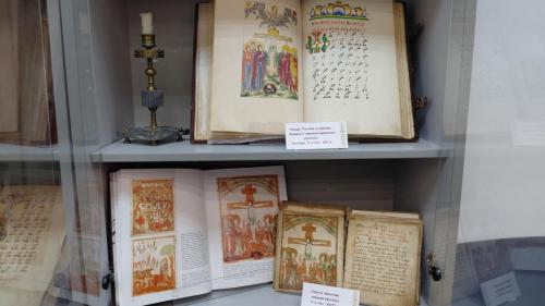 «Живопись словом и красками» – выставка рукописных книг в Фундаментальной библиотеке