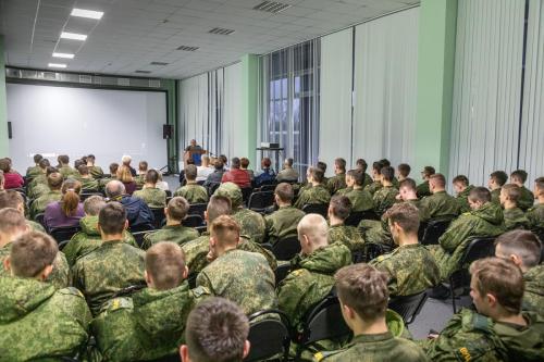 "Внимательно вглядитесь в эти лица…". Встреча с Леонидом Гройсманом