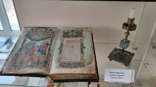 Книжная выставка «Живопись словом и красками»