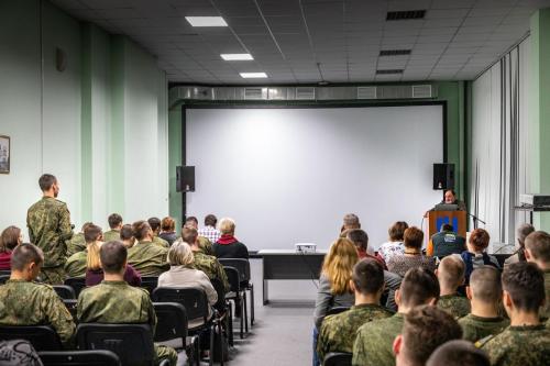 "Внимательно вглядитесь в эти лица…". Встреча с Леонидом Гройсманом