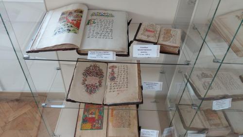 Книжная выставка «Живопись словом и красками»